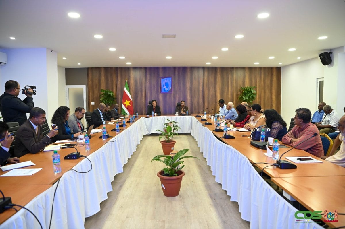 Regering en vakbond Ravaksur Plus in overleg over verbetering rechtspositie ambtenaren