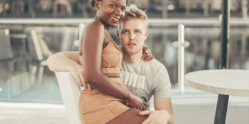 koppel interraciaal zwart wit relatie liefde stel