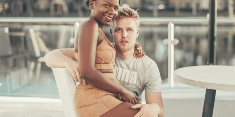 koppel interraciaal zwart wit relatie liefde stel