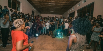 vrienden uitgaan muziek zingen