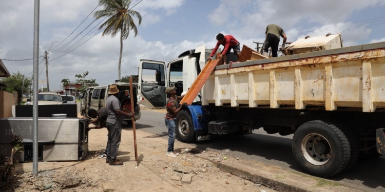 Krin Kondre-project zuigt kolken schoon en voert grofvuil af om wateroverlast in Paramaribo te verminderen