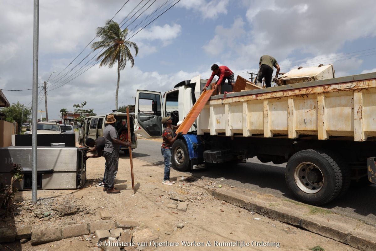 Krin Kondre-project zuigt kolken schoon en voert grofvuil af om wateroverlast in Paramaribo te verminderen