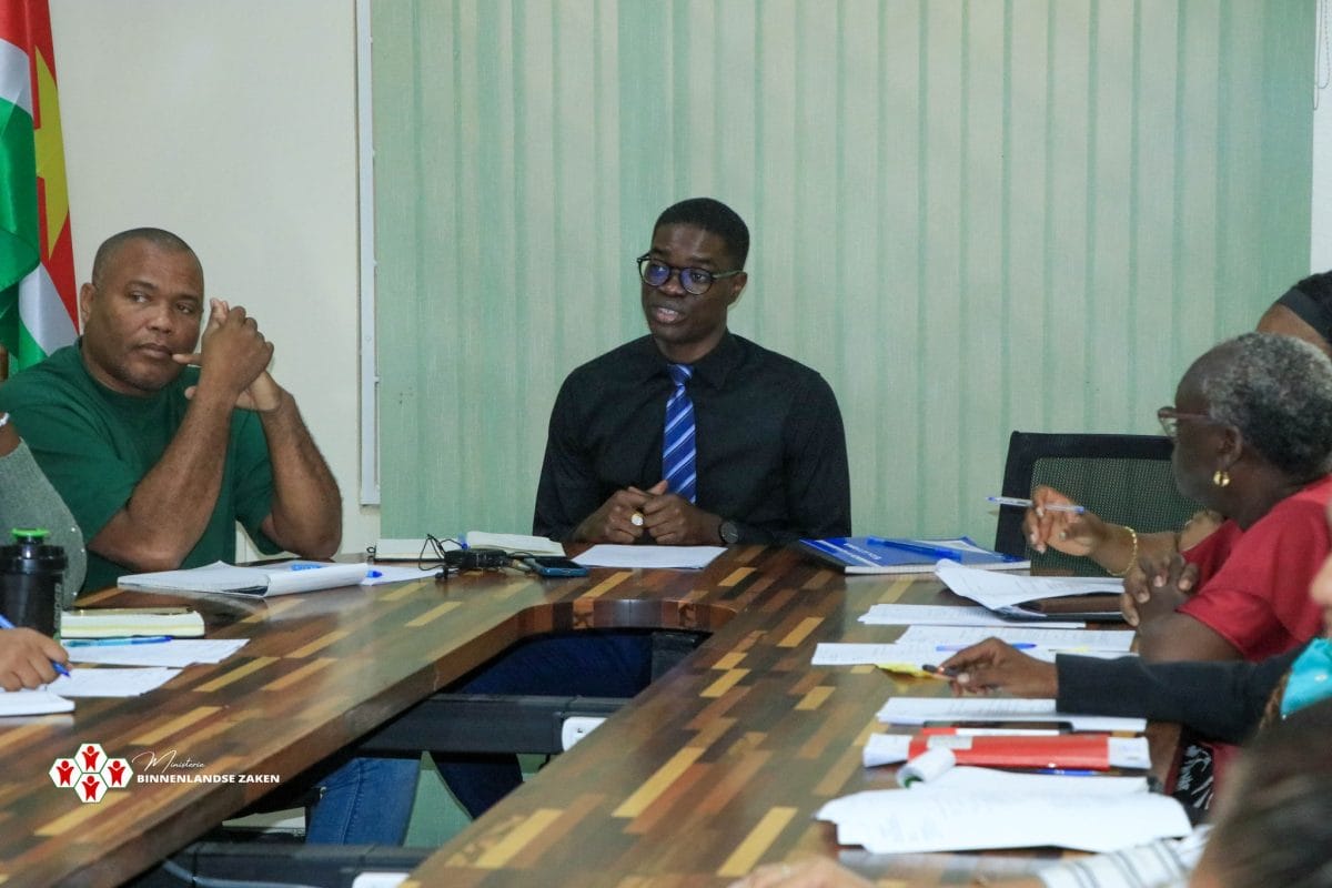 Onderminister Koniki in overleg met ABPRO over verbetering administratieve processen bij RO