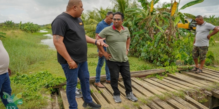 Minister Noersalim tijdens werkbezoek aan Saramacca voor inspectie van bruggen en LVV-faciliteiten