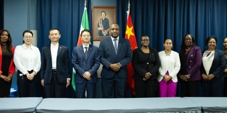 Minister Bouva en ambassadeur Lin Ji ondertekenen schuldakkoord tussen Suriname en China