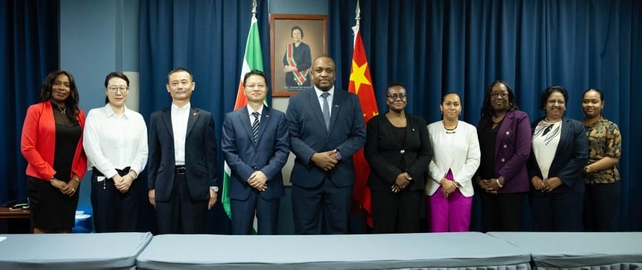 Minister Bouva en ambassadeur Lin Ji ondertekenen schuldakkoord tussen Suriname en China