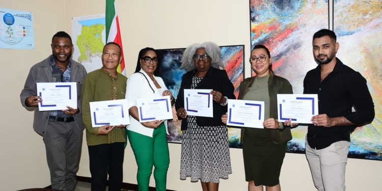 Minister Currie reikt certificaten uit aan Carifesta XV-commissie na afsluiting werkzaamheden