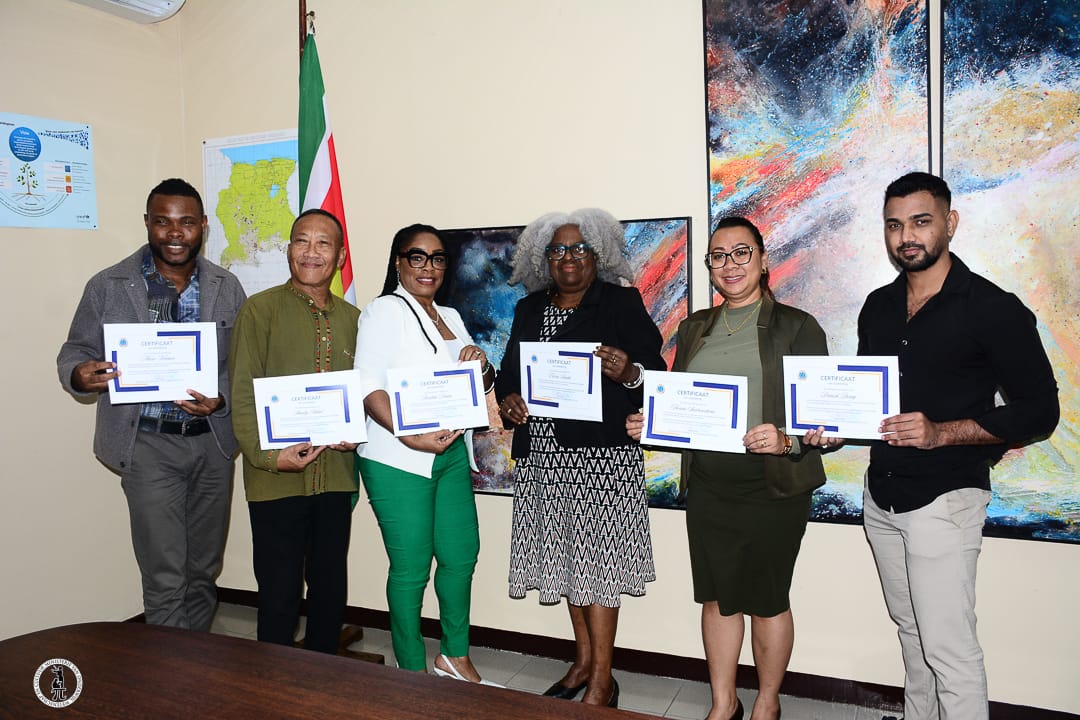 Minister Currie reikt certificaten uit aan Carifesta XV-commissie na afsluiting werkzaamheden