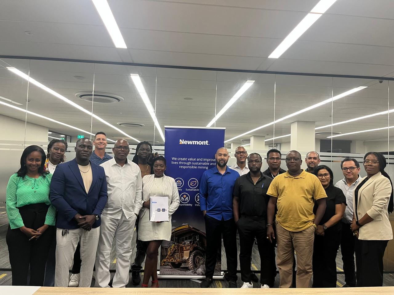 Bestuur van de Newmont Werknemersorganisatie (N W O ) en het onderhandelingsteam van Newmont Suriname