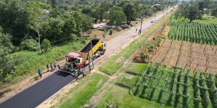 Asfalteringswerkzaamheden aan Sidoredjoweg en Zwartbondstraat in Wanica voor betere bereikbaarheid