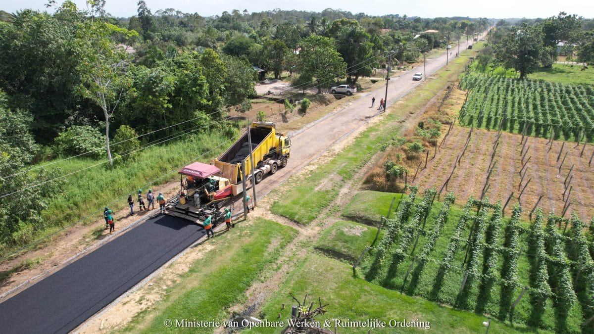 Asfalteringswerkzaamheden aan Sidoredjoweg en Zwartbondstraat in Wanica voor betere bereikbaarheid