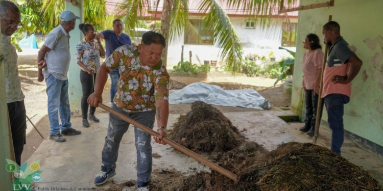 Deelnemers training Traditionele Compost in Coronie ontvangen certificaat en zak zelfgemaakte compost