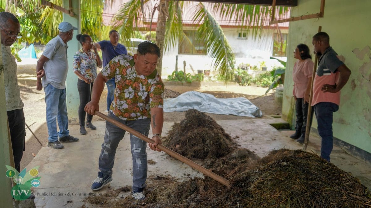 Deelnemers training Traditionele Compost in Coronie ontvangen certificaat en zak zelfgemaakte compost