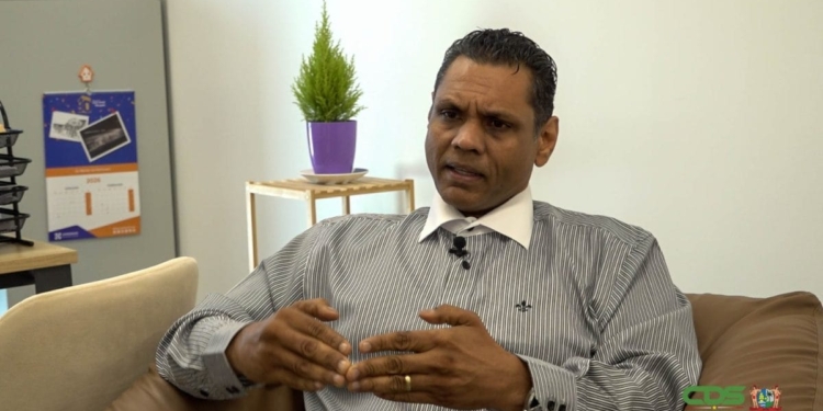 Directeur Gajadhar Sukul roept ouders op batchnummers te controleren en product terug te brengen naar verkoper.