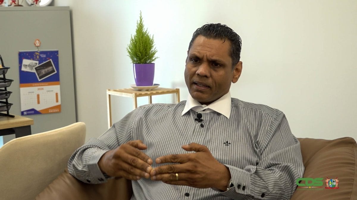 Directeur Gajadhar Sukul roept ouders op batchnummers te controleren en product terug te brengen naar verkoper.