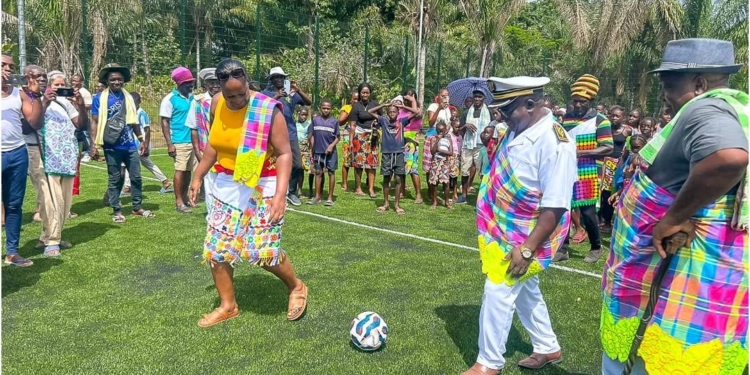 Minister Huur opent multipurpose kunstgrasveld in Pikin Slee voor sport en gemeenschapsontwikkeling