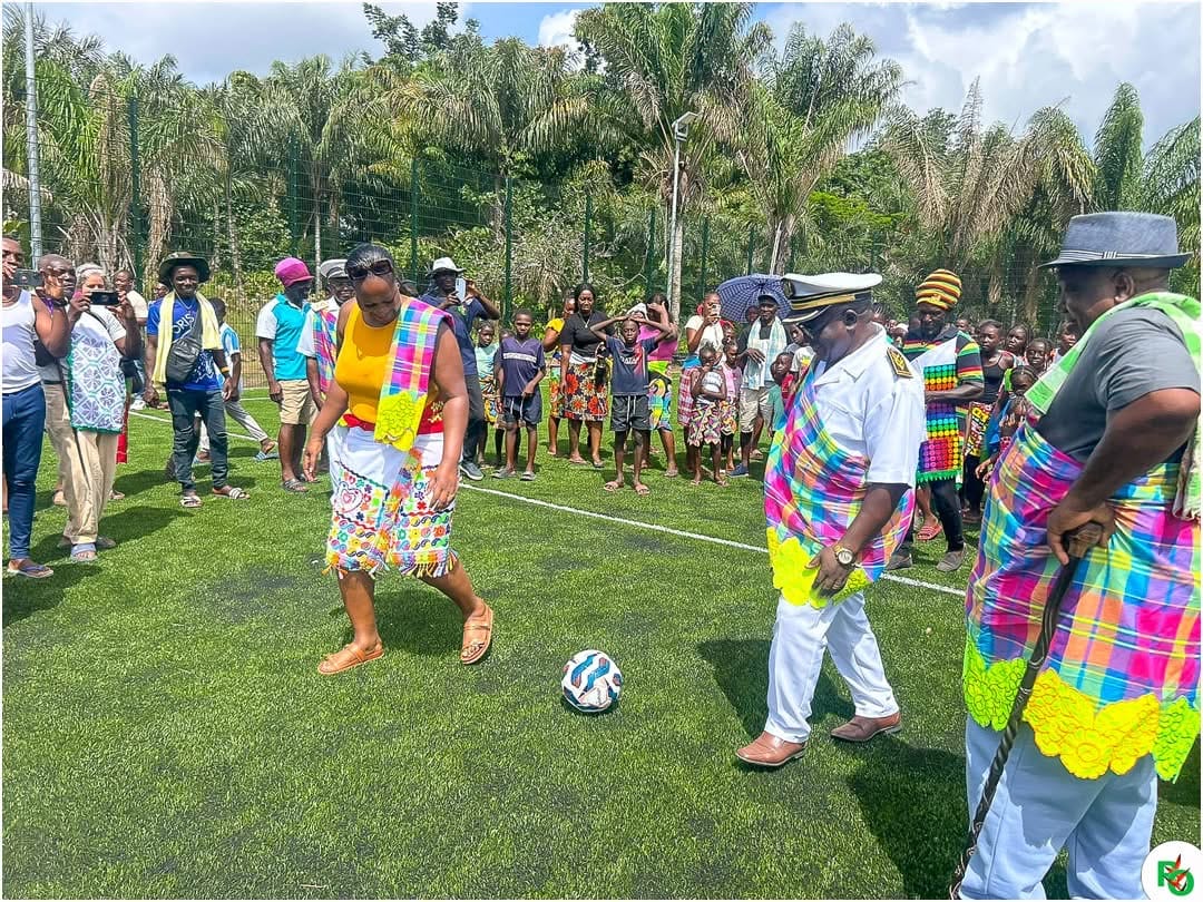 Minister Huur opent multipurpose kunstgrasveld in Pikin Slee voor sport en gemeenschapsontwikkeling