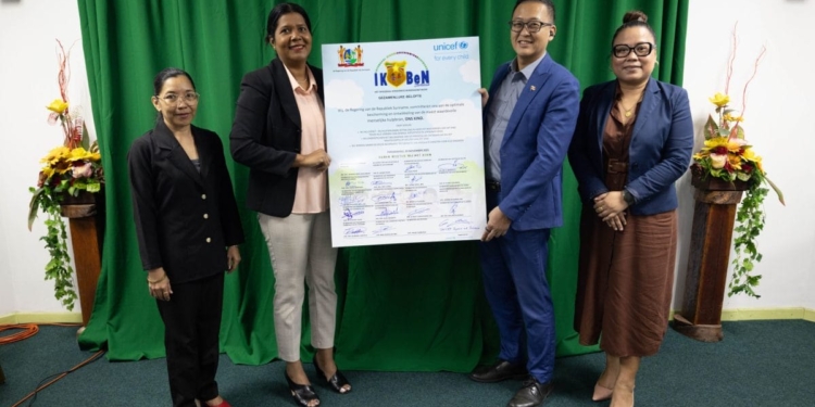 Minister Tsang ondertekent IK-BEN pledge voor versterking kinderbescherming in Suriname