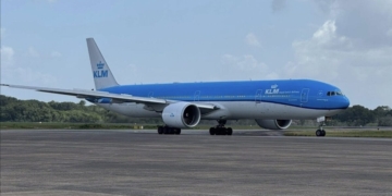 KLM Boeing 777 op Zanderij