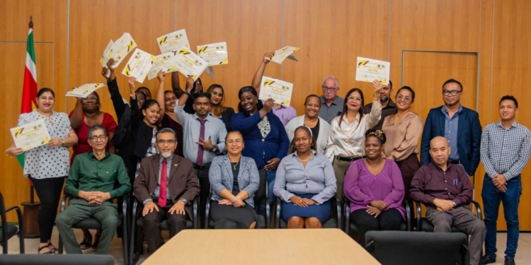 Geslaagden van Lichting 3 training Grondadministratie ontvangen certificaten van ministerie GBB