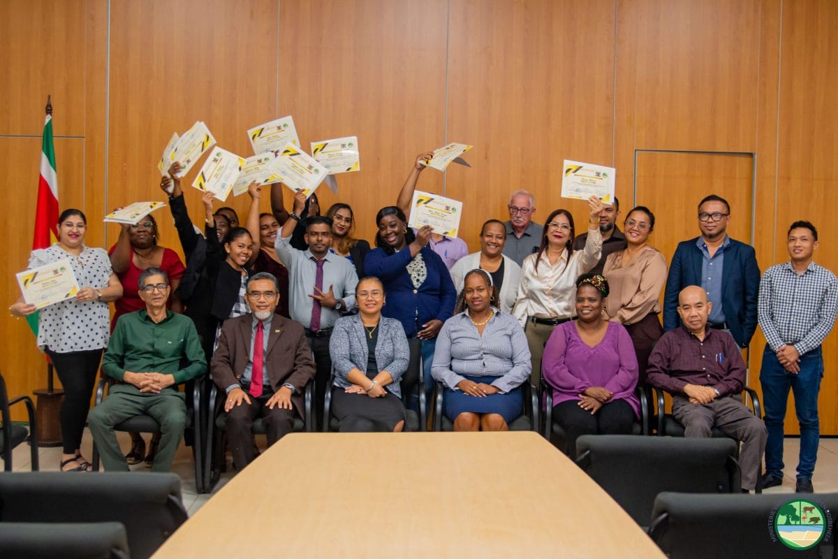 Geslaagden van Lichting 3 training Grondadministratie ontvangen certificaten van ministerie GBB