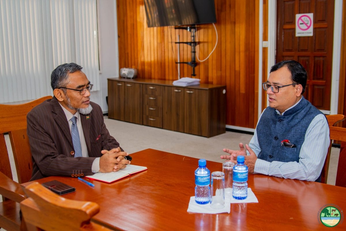Minister Soeropawiro en Indiase ambassadeur Gupta bespreken samenwerking op gebied van bosbeheer
