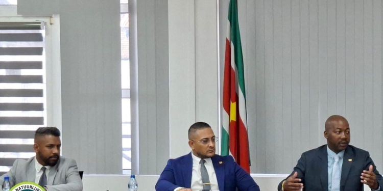 Ministers in overleg met Matawai-gemeenschap en Rosebel over protocol goudwinning Moeroekreek