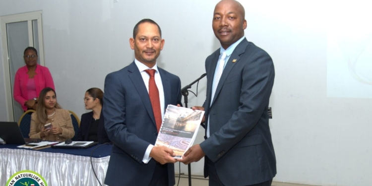 Ministers Wijnerman en Abiamofo bij presentatie EITI-rapporten over transparantie extractieve industrie