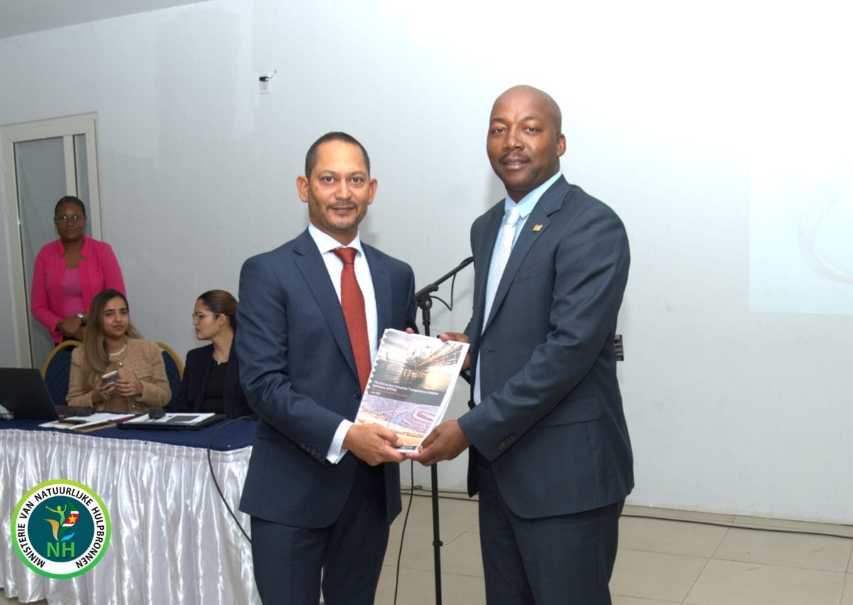 Ministers Wijnerman en Abiamofo bij presentatie EITI-rapporten over transparantie extractieve industrie