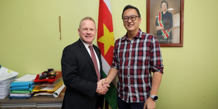 VS-zaakgelastigde Watzlavick in gesprek met minister Tsang over infrastructuursamenwerking