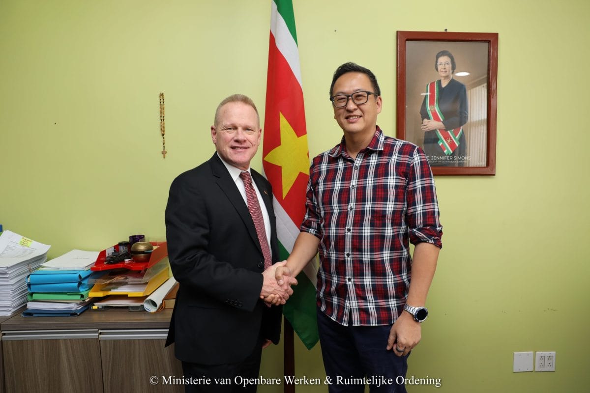 VS-zaakgelastigde Watzlavick in gesprek met minister Tsang over infrastructuursamenwerking