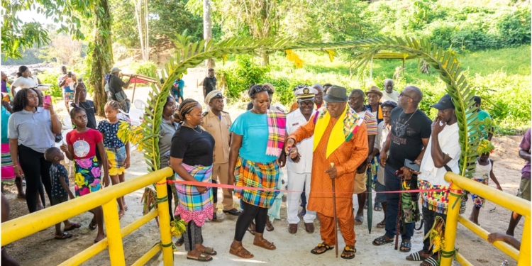 Minister Huur opent nieuwe betonnen brug in Bende Kondre samen met Granman Aboikoni en DC Jeroe