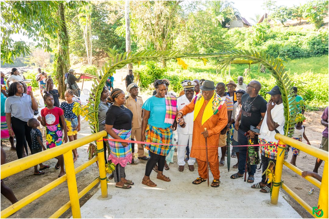 Minister Huur opent nieuwe betonnen brug in Bende Kondre samen met Granman Aboikoni en DC Jeroe
