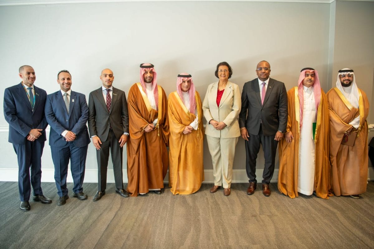 President Simons en minister Bouva voeren bilaterale gesprekken tijdens 50ste CARICOM-staatshoofdenvergadering