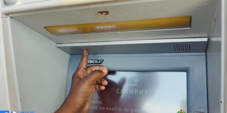 Politie vond skimmerapparatuur met twee camera's bij pinautomaat aan Sir Winston Churchillweg