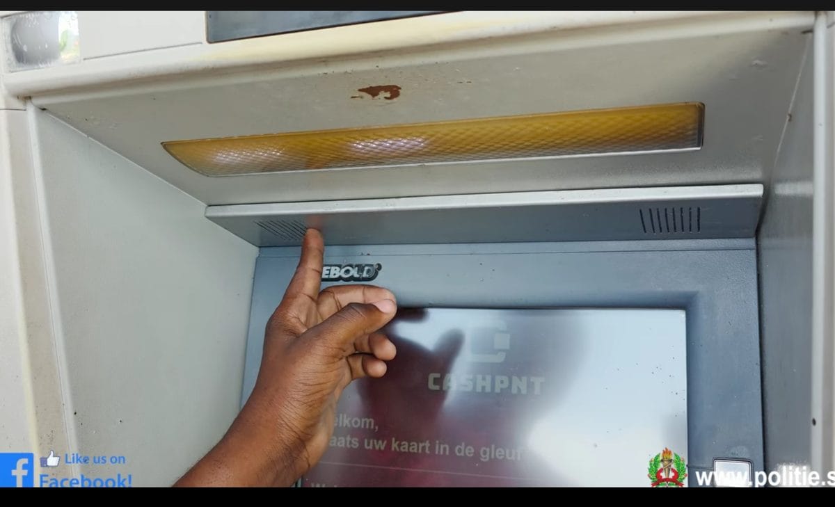 Politie vond skimmerapparatuur met twee camera's bij pinautomaat aan Sir Winston Churchillweg