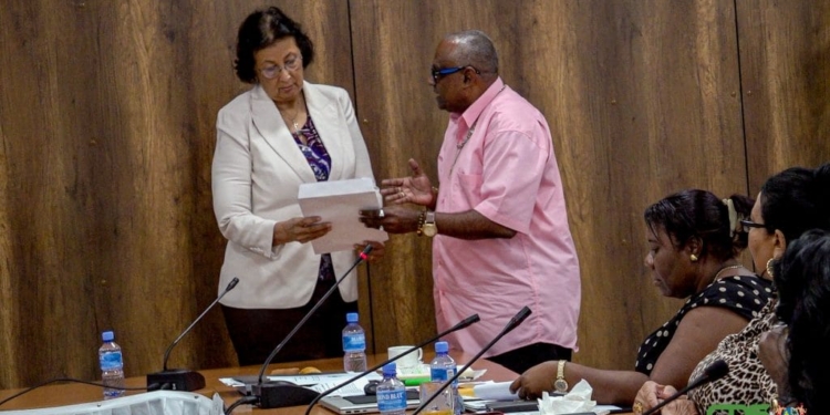 Simons in overleg met vakbond