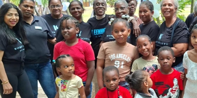 Stichting Women Society verwent kindertehuizen in Torarica