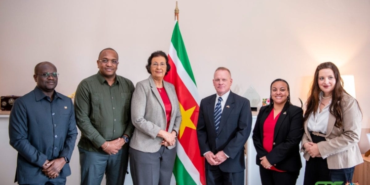 VS-zaakgelastigde Watzlavick en president Simons bij gesprek over verdieping bilaterale relatie