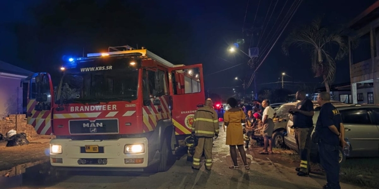 Drie woningen volledig verwoest door brand aan Floris Zwakkestraat in Flora
