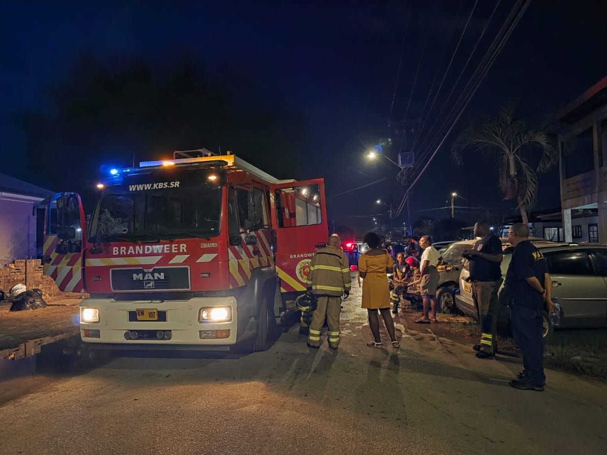 Drie woningen volledig verwoest door brand aan Floris Zwakkestraat in Flora