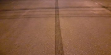 band sporen brommer weg strepen