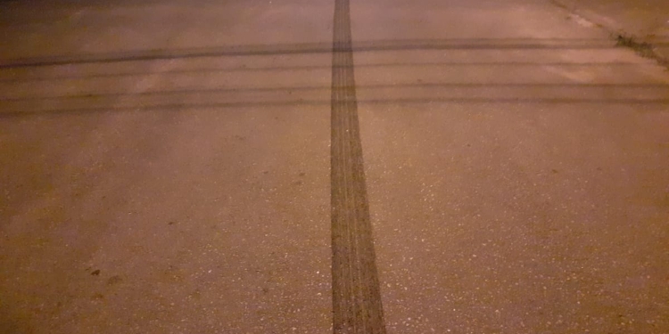 band sporen brommer weg strepen