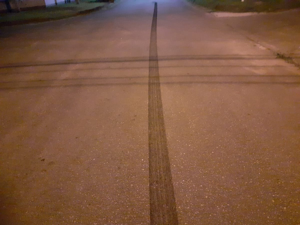 band sporen brommer weg strepen