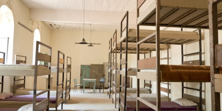 bedden stapelbedden opvang