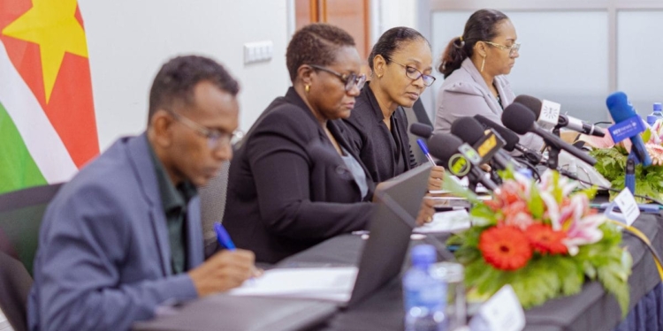 Minister Wijnerman tijdens persmoment over positieve ontwikkeling overheidsfinanciën en deviezenreserve