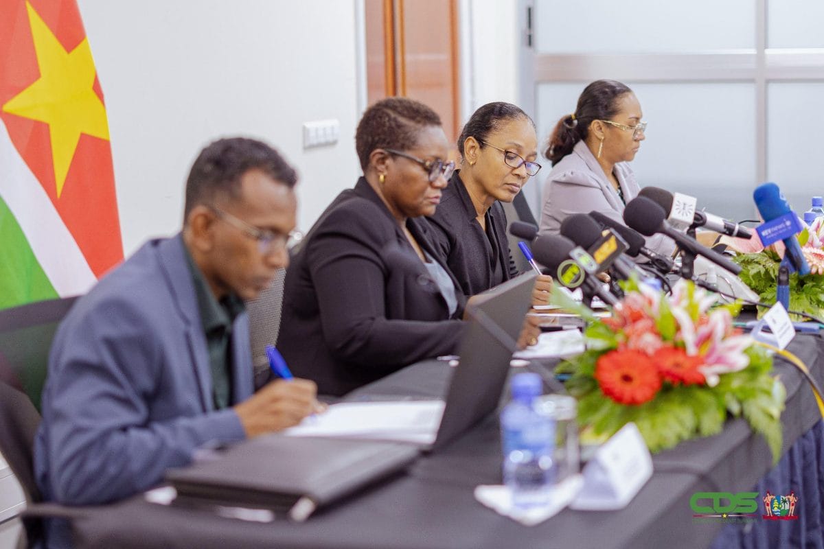 Minister Wijnerman tijdens persmoment over positieve ontwikkeling overheidsfinanciën en deviezenreserve