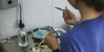 injectie prik vaccin dokter naald