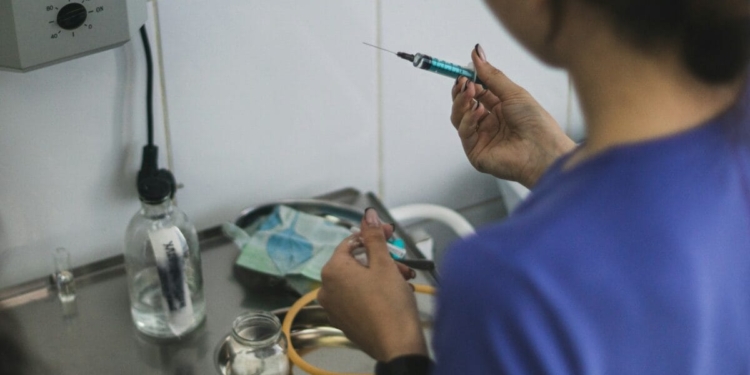 injectie prik vaccin dokter naald