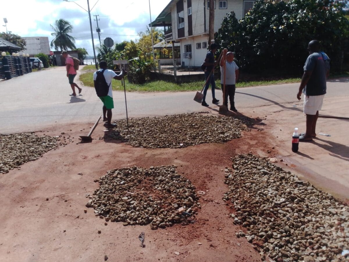 kuilen op weg opgevuld